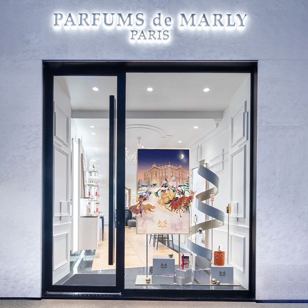 Vitrine Parfums de Marly présentant l’illustration de Noël 2023 de Matthieu Forichon en décor de boutique.